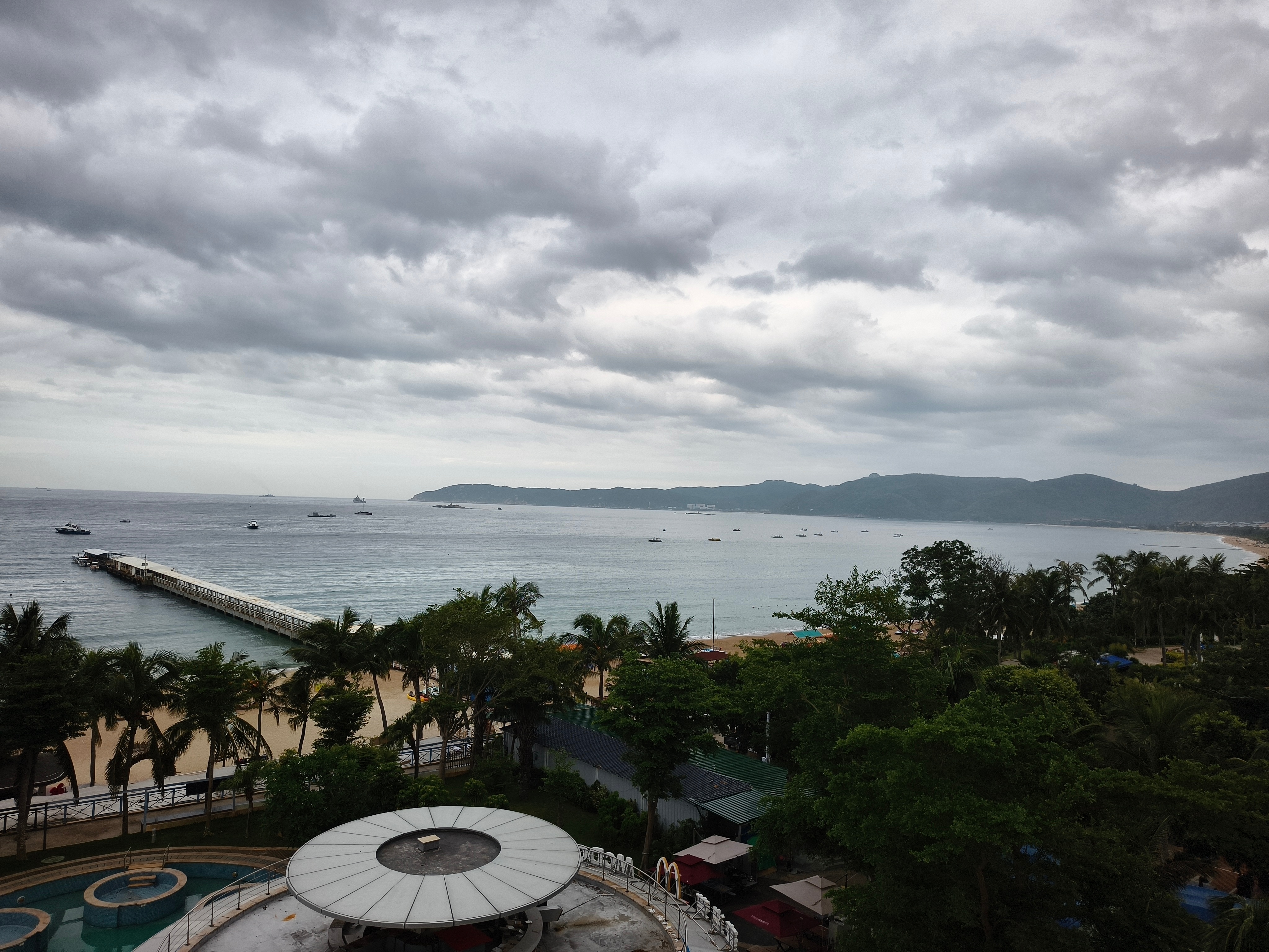 今天天气不错！三亚海景随手一拍都很出片，氛围感拉满！ 