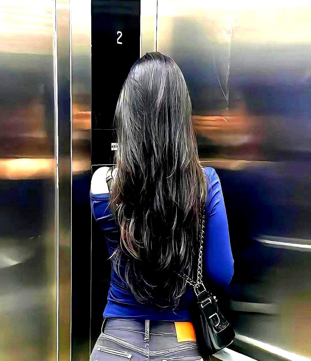 黑色微喇裤卖疯了
 
淘宝月销十万条，工厂连夜加机器。膝盖下开3厘米小缝，弯腿变