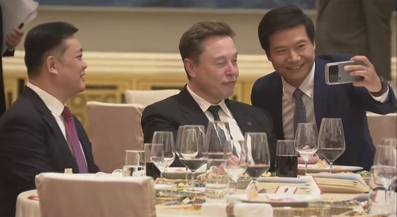 雷军马斯克合影马斯克怎么感觉有点喝多了，入乡随俗了属于。 