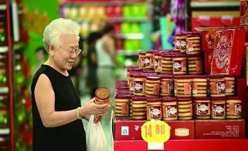 “中秋前夕，月饼市场销量近乎腰斩。”

看到这个标题，你是不是也愣了一下？然后下