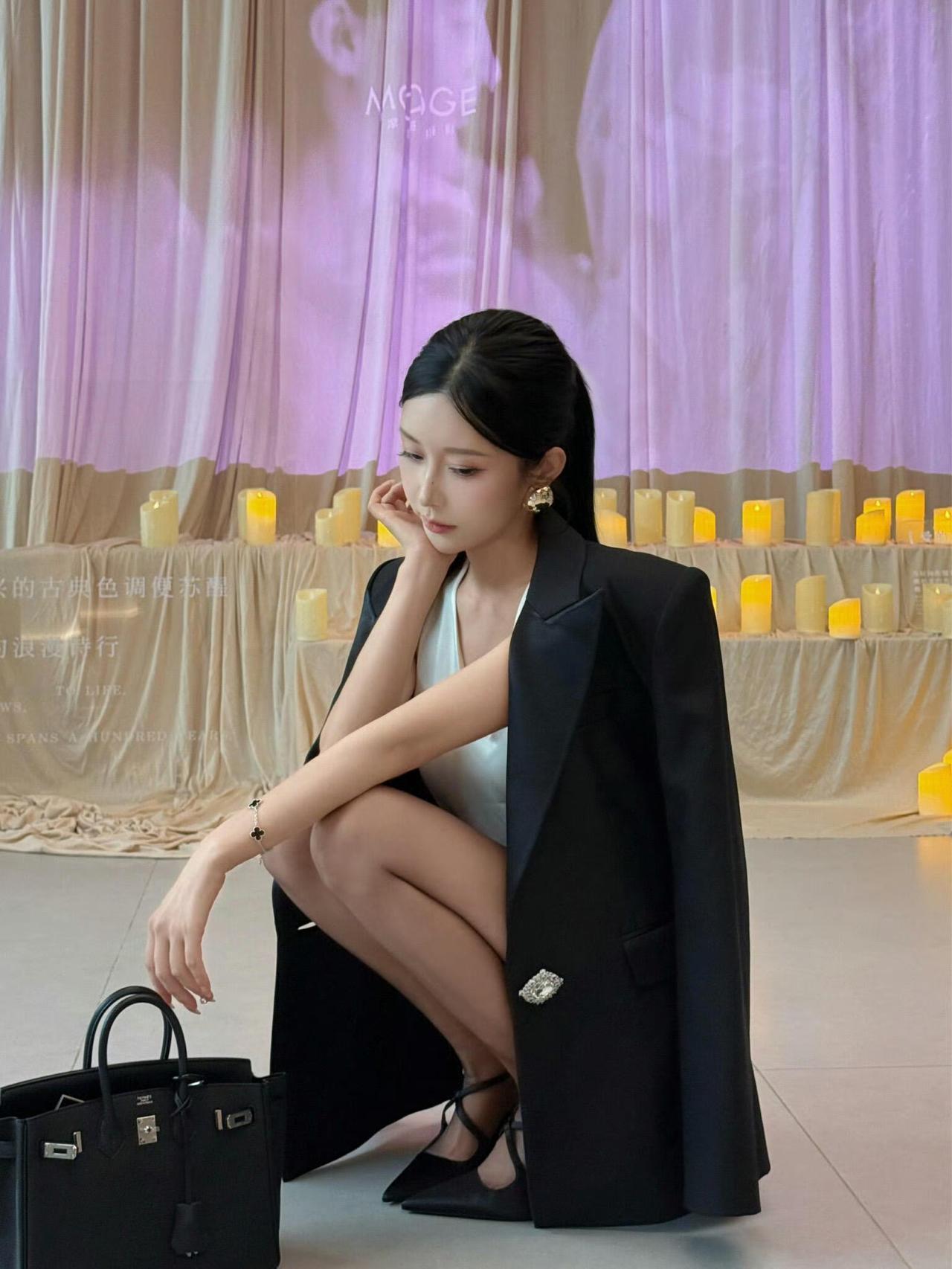 这套穿搭是酷飒干练的都市轻熟风，气场与精致感兼备。宽松黑色西装自带强大气场，ov