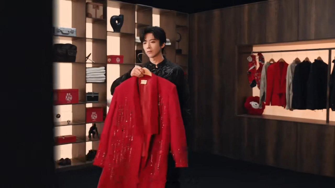 刘宇宁京东新衣 衣服对刘宇宁来说，是成长的见证，更是前行的底气。戏服的拘谨教会他