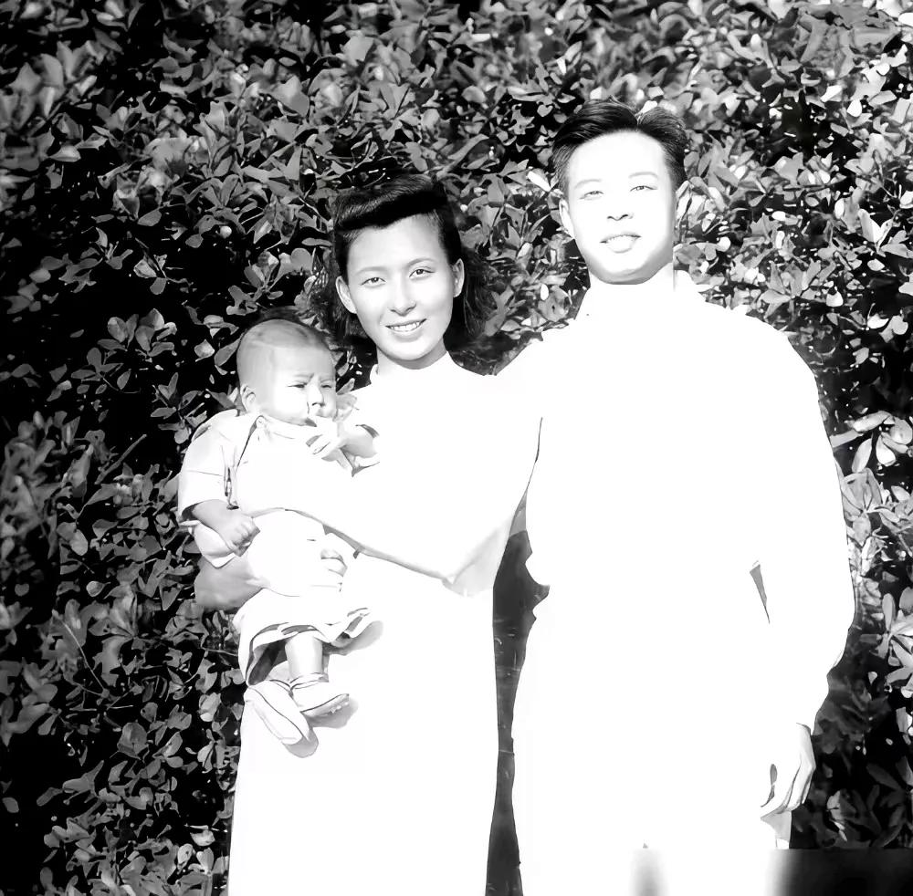 老照片，这是朱枫烈士的上线，万景光夫妇在离开上海前往香港的一张合影。
照片里，万