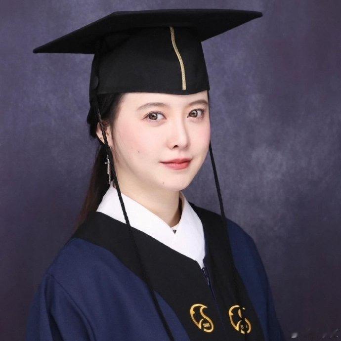 #具惠善时隔13年大学毕业# 具惠善14日发文称：“好久不见了。终于完成了漫长的