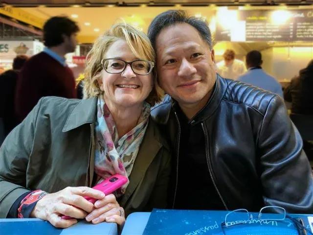 【黄仁勋的老婆曝光，原来是她】。这几天，英伟达联合创始人和CEO黄仁勋的台湾之行