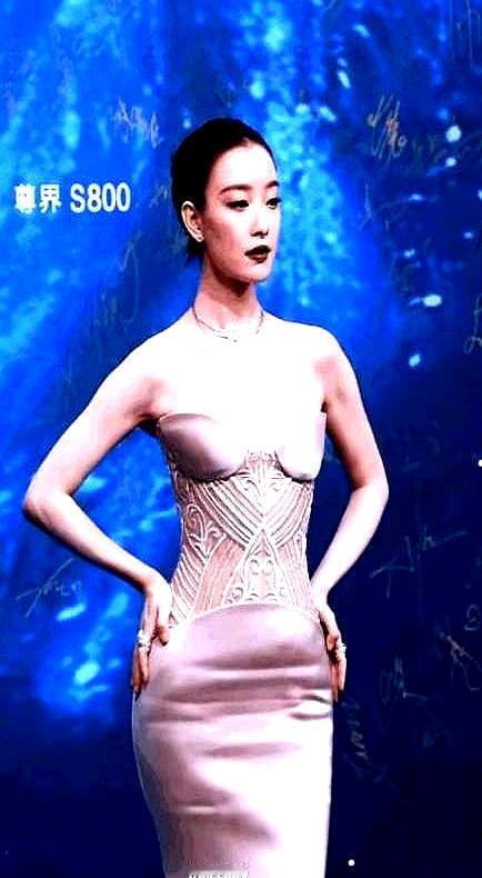 零下穿薄纱跑红毯，左胸口“瘪”了被嘲上热搜。结果，她赢了百万投票。
 
她拎起裙