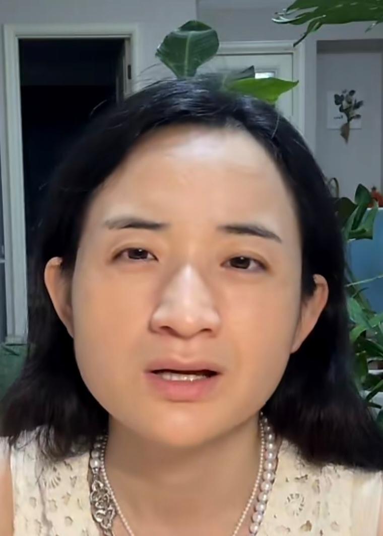 大龄剩女雅典娜终于恋爱了，脸上洋溢着幸福的笑容。她男朋友23岁，她37岁，她说最