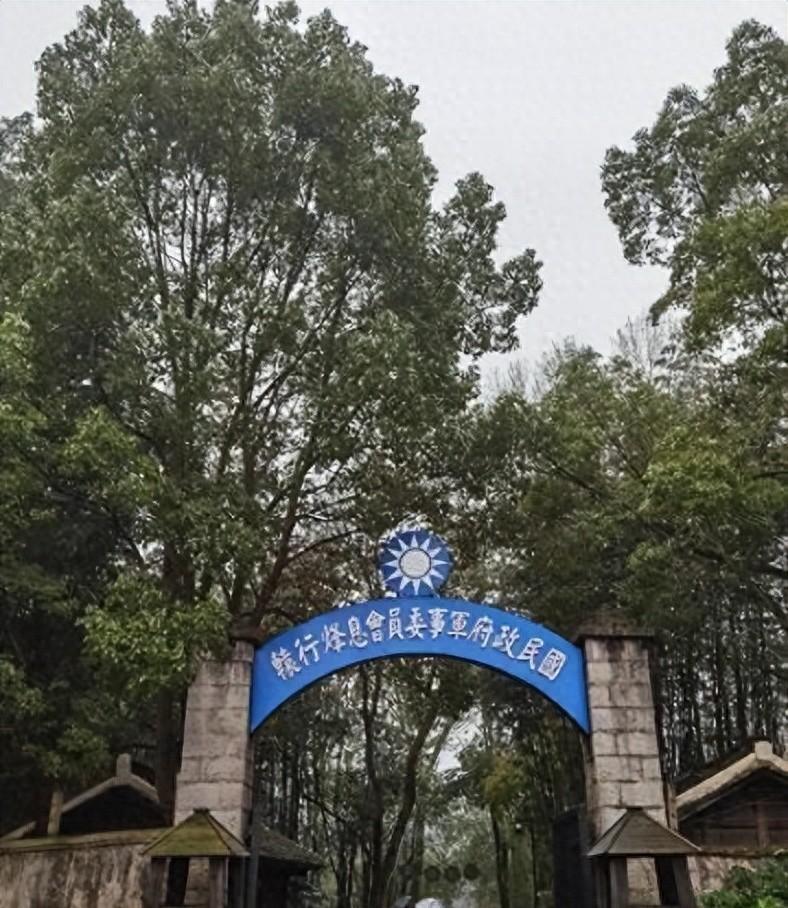 她被执行枪决时子弹未致命，她愤怒回头高喊：笨蛋！再补我两枪吧！
1939年深秋，