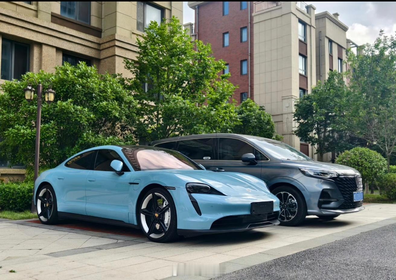 我认为“一台纯电+一台油车”以及“一台轿跑+一台MPV”这样的组合很互补，很适合