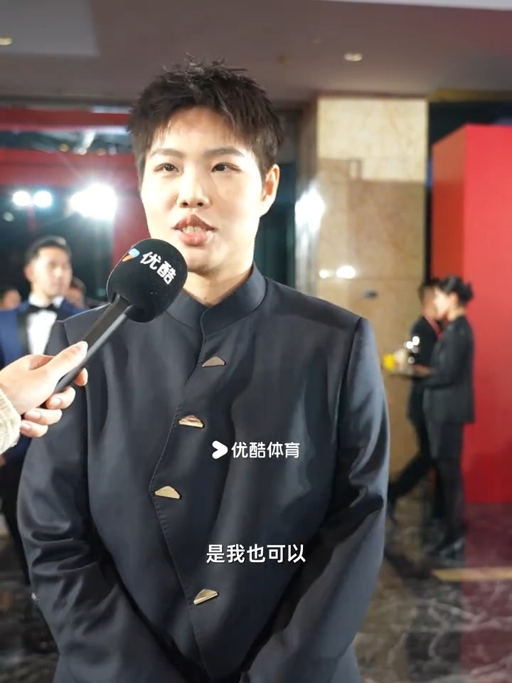 都是黑色西装得最佳，怎么我们新中式不行吗？这个盘扣的设计就很独特啊，bwf你说话