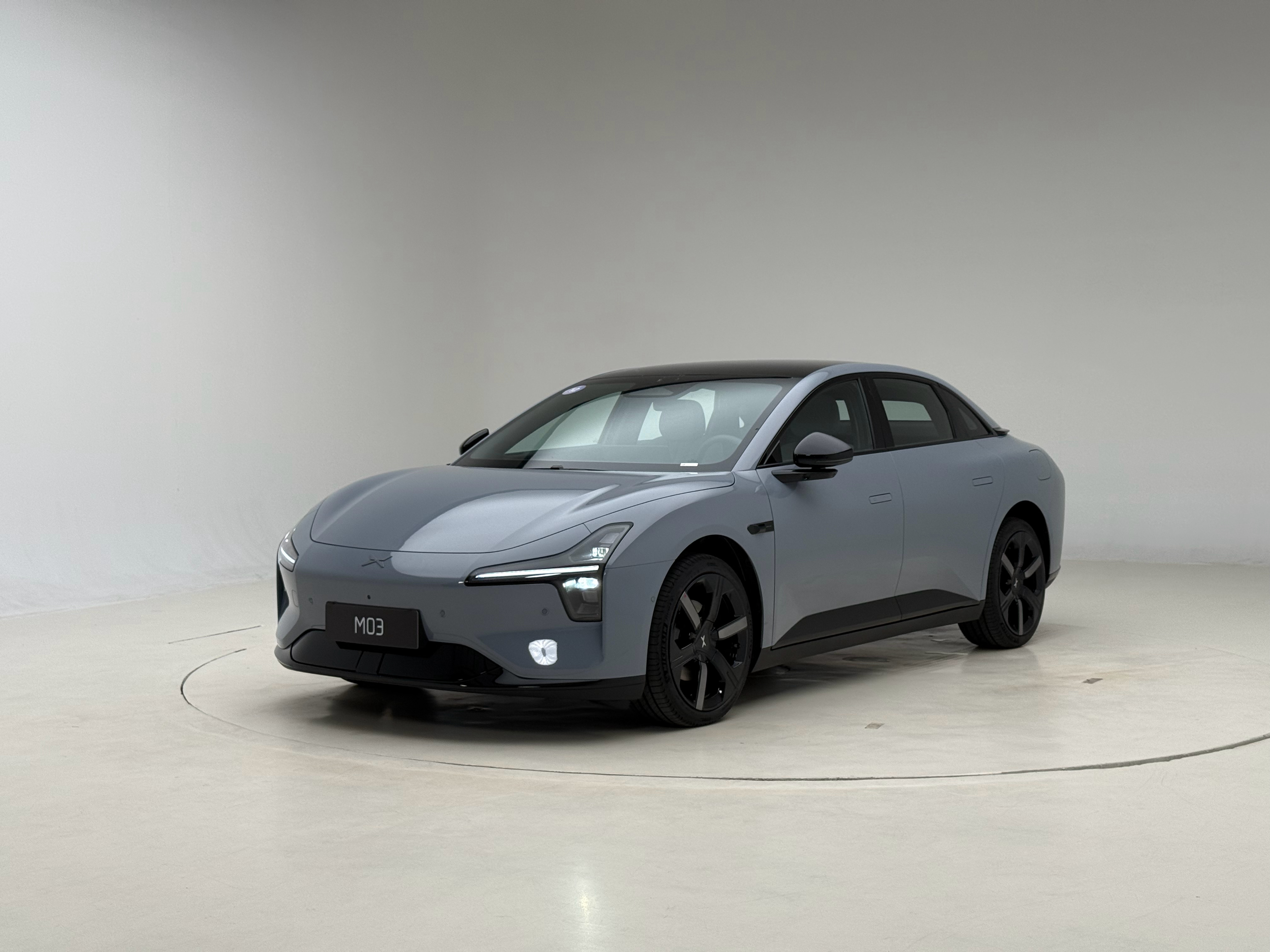 小鹏 Mona 的产品逻辑，地基：男女老少都能接受的外形，加分项：越级的辅助驾驶