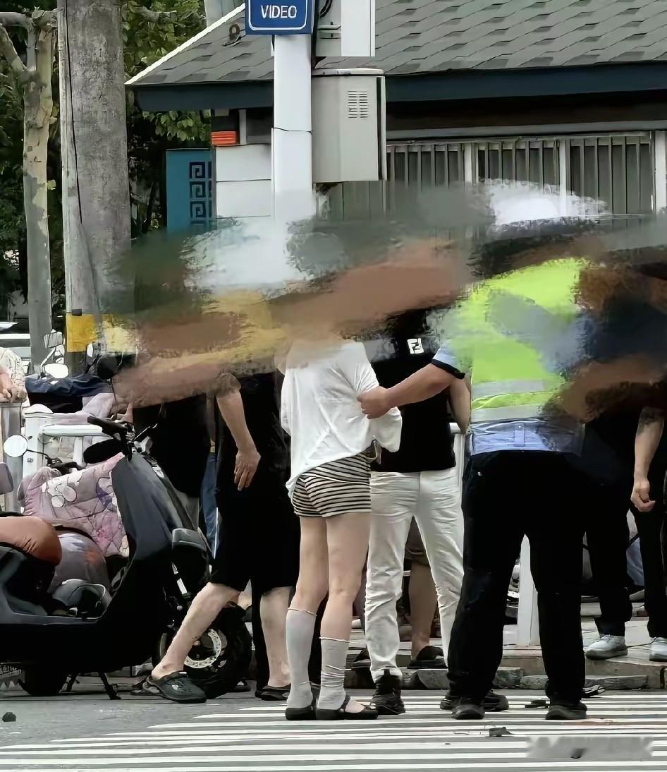 安徽广德这个女司机，从车里出来，穿的条纹短裤，穿个长筒袜。36岁的中年人打扮得却