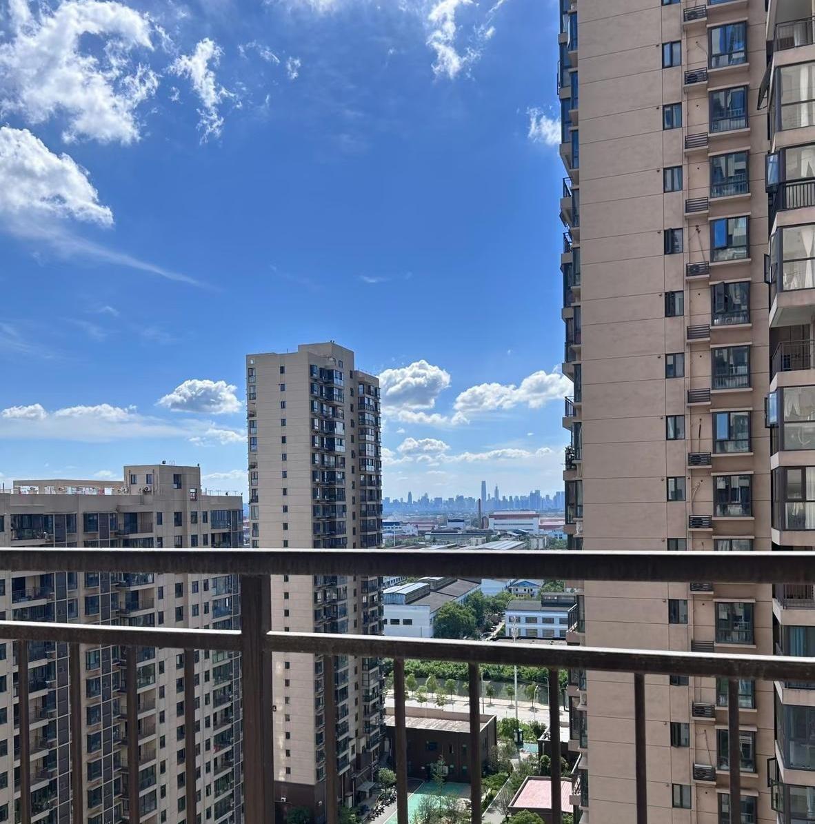 武汉的朋友去年亏了30万卖了套房，最近打开软件一看，直呼庆幸自己跑得快。
他那个