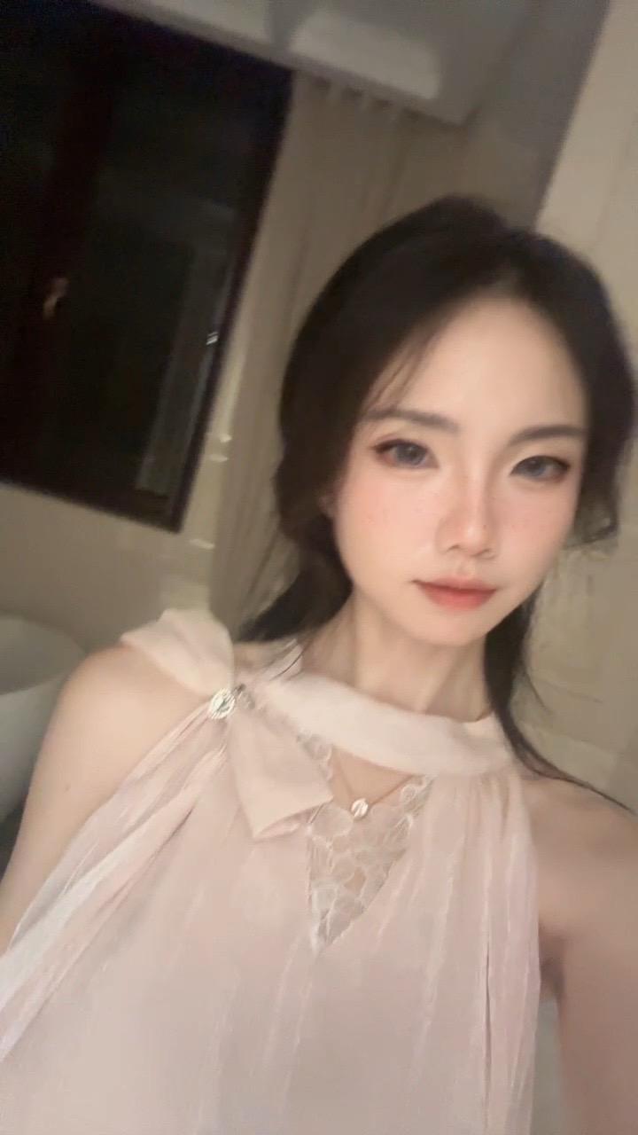 大晚上偷偷发个自拍嘻嘻🌝🌝。