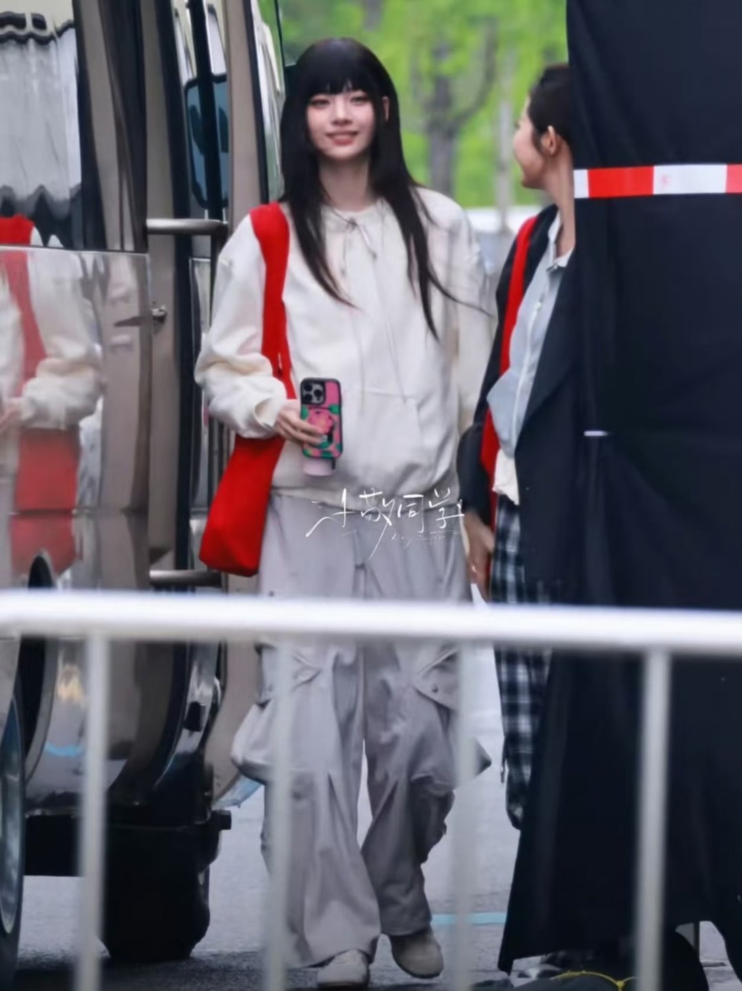 张艺上张艺上有刘海以为是hanni张艺上换个刘海，换张脸！！这个齐刘海咋这么好看