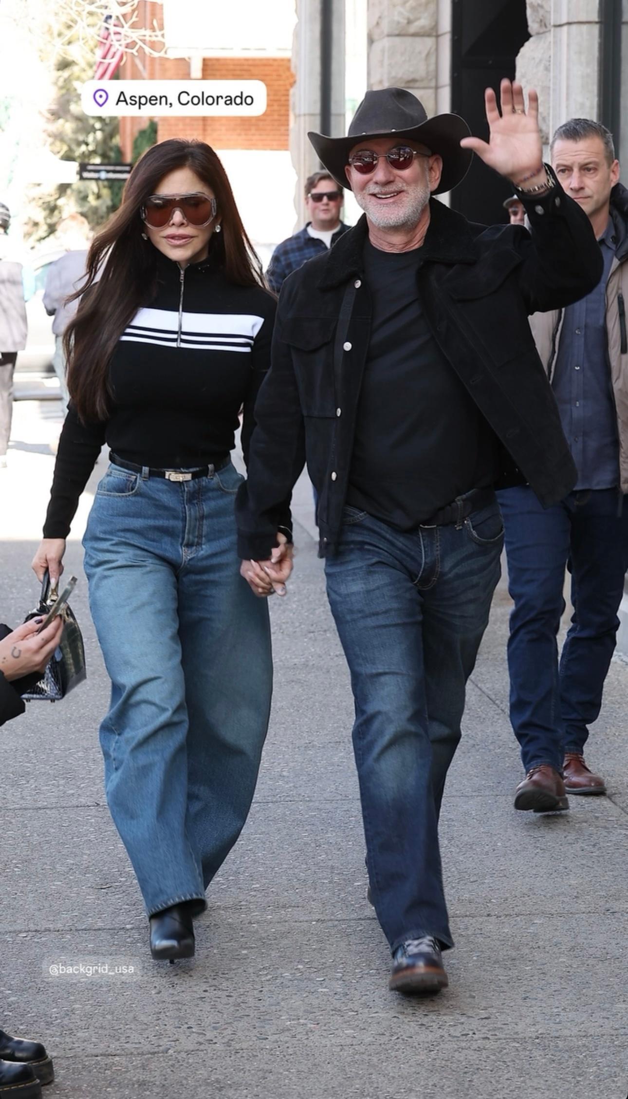 还是在Aspen度假的贝佐斯和桑切斯👇 