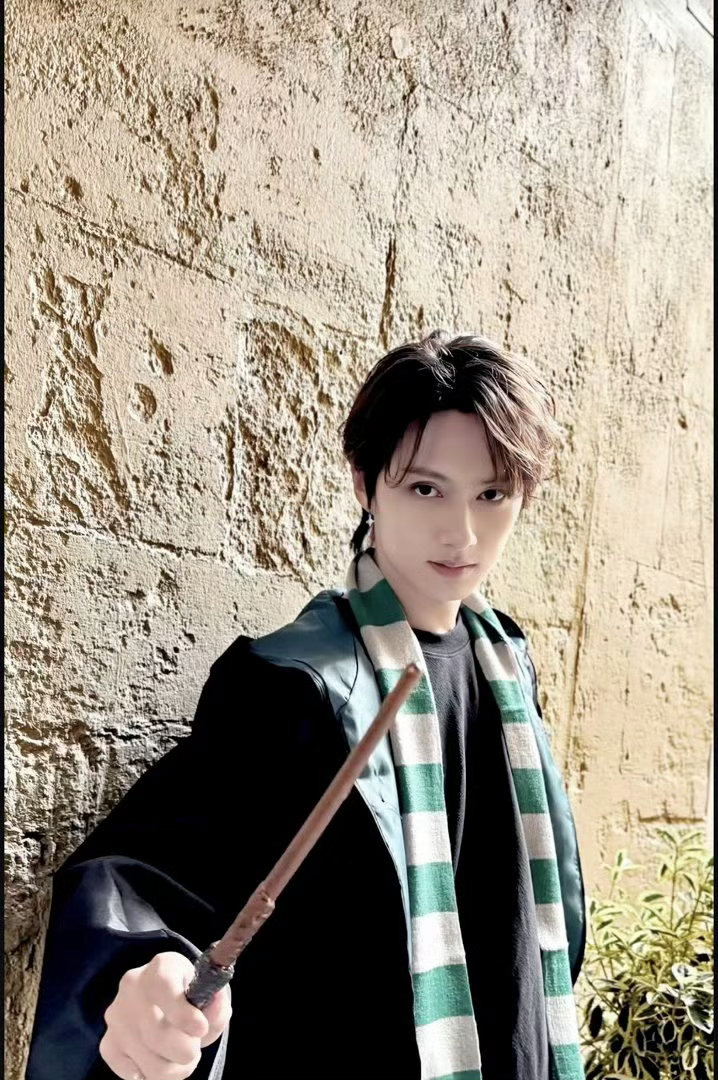 张予曦秒认seventeen小卡张予曦伦敦街头地推邀约，秒认seventeen小