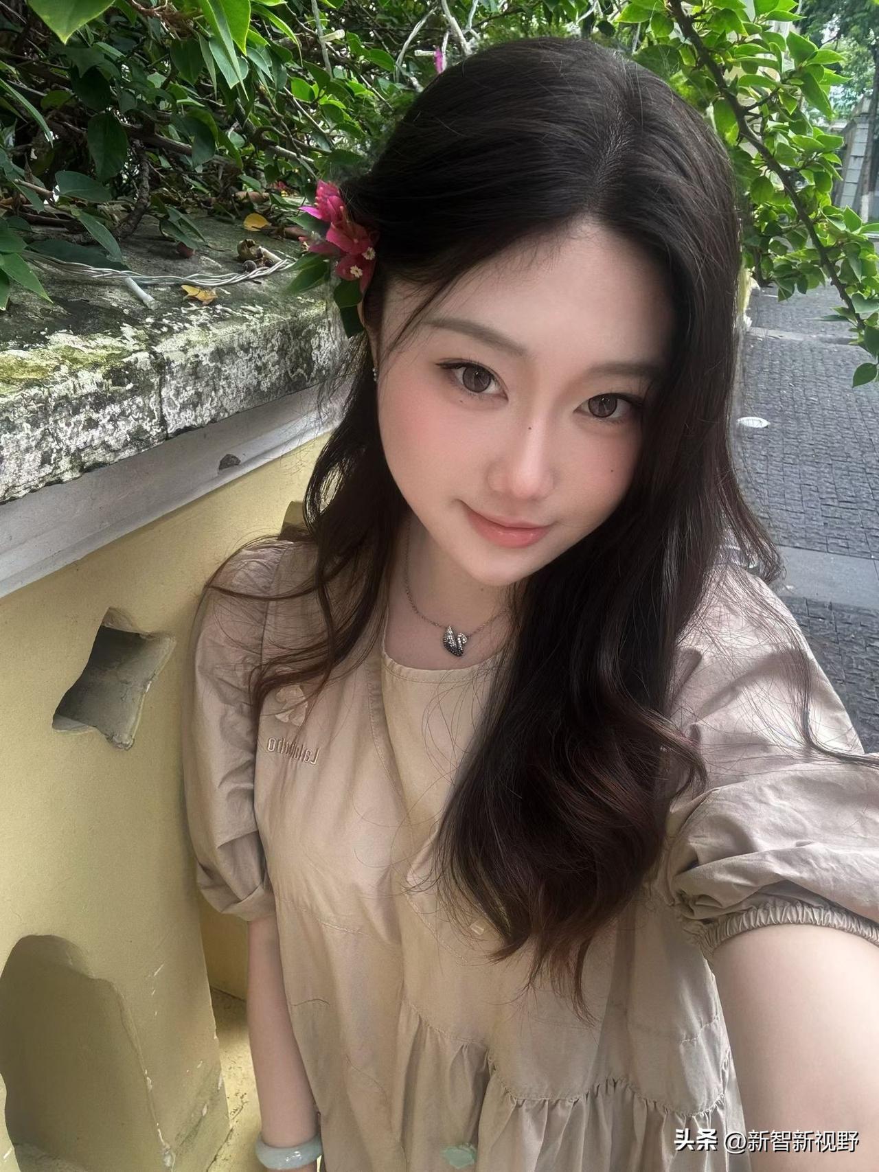 阳光下的甜美少女，花丛中的温柔微笑分享一张城市灯火的照片 分享夜景非常美丽动人 