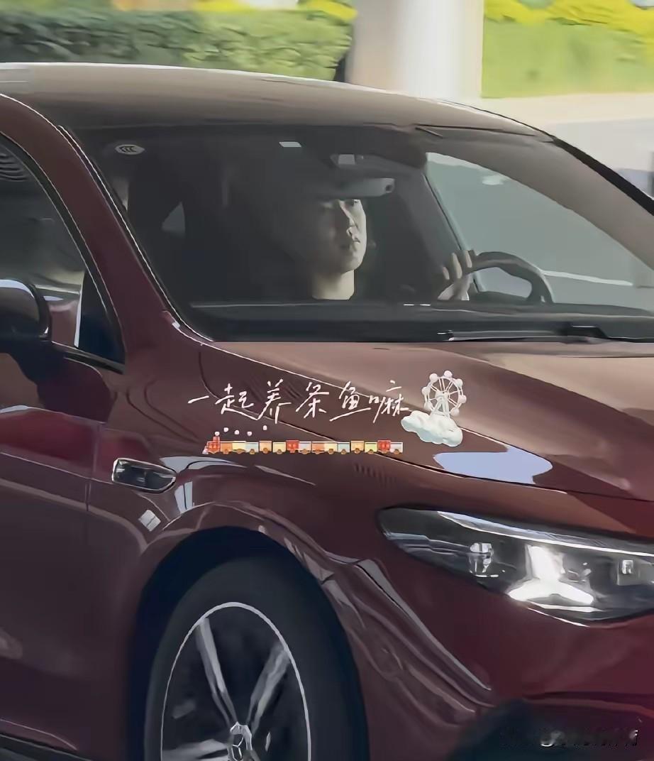 谁懂啊，王楚钦这股拼劲真的太戳人！刚从伦敦飞回来，连口气都没来得及喘，满脸疲惫藏