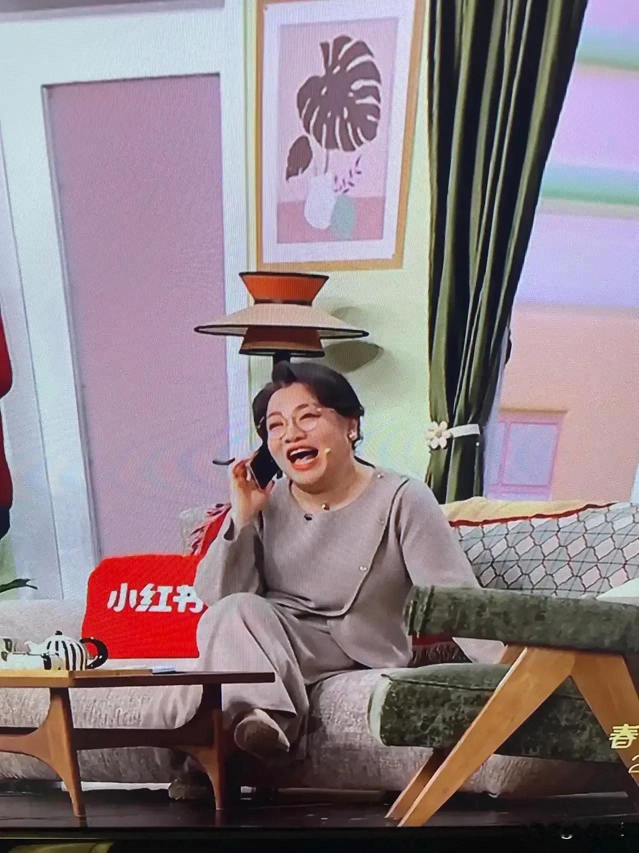 这是谁？我不认识，－大早就刷到网友质疑她，大英帝国友人为何不远万里回来上春晚捞金
