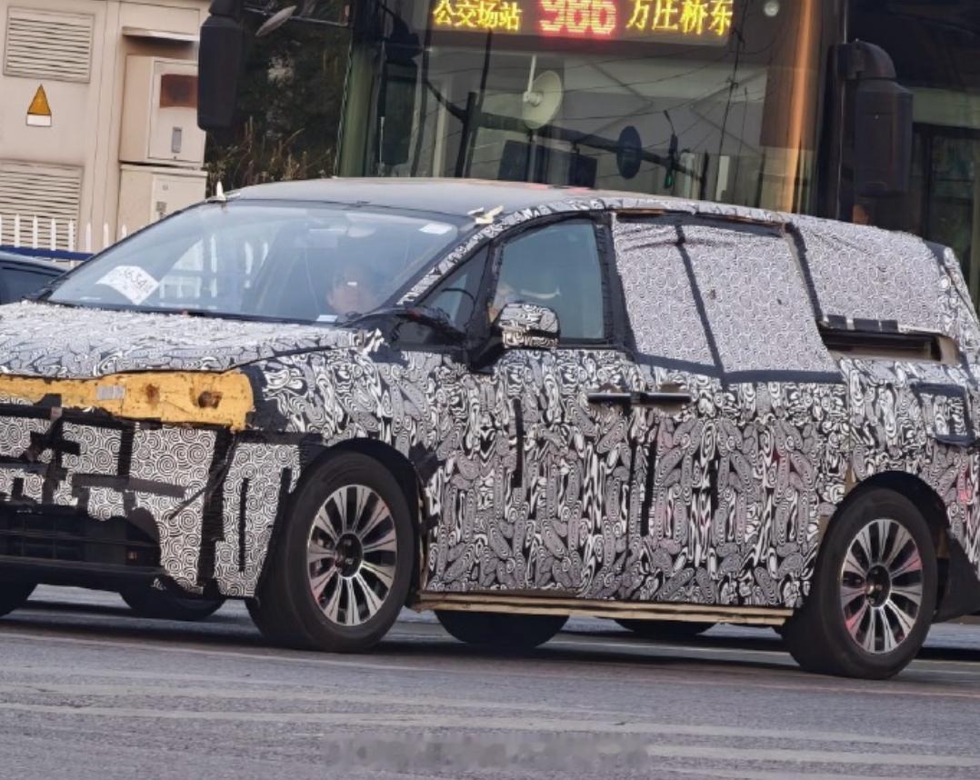 享界MPV的谍照图曝光前脸部分似乎采用了鲲鹏的设计语言