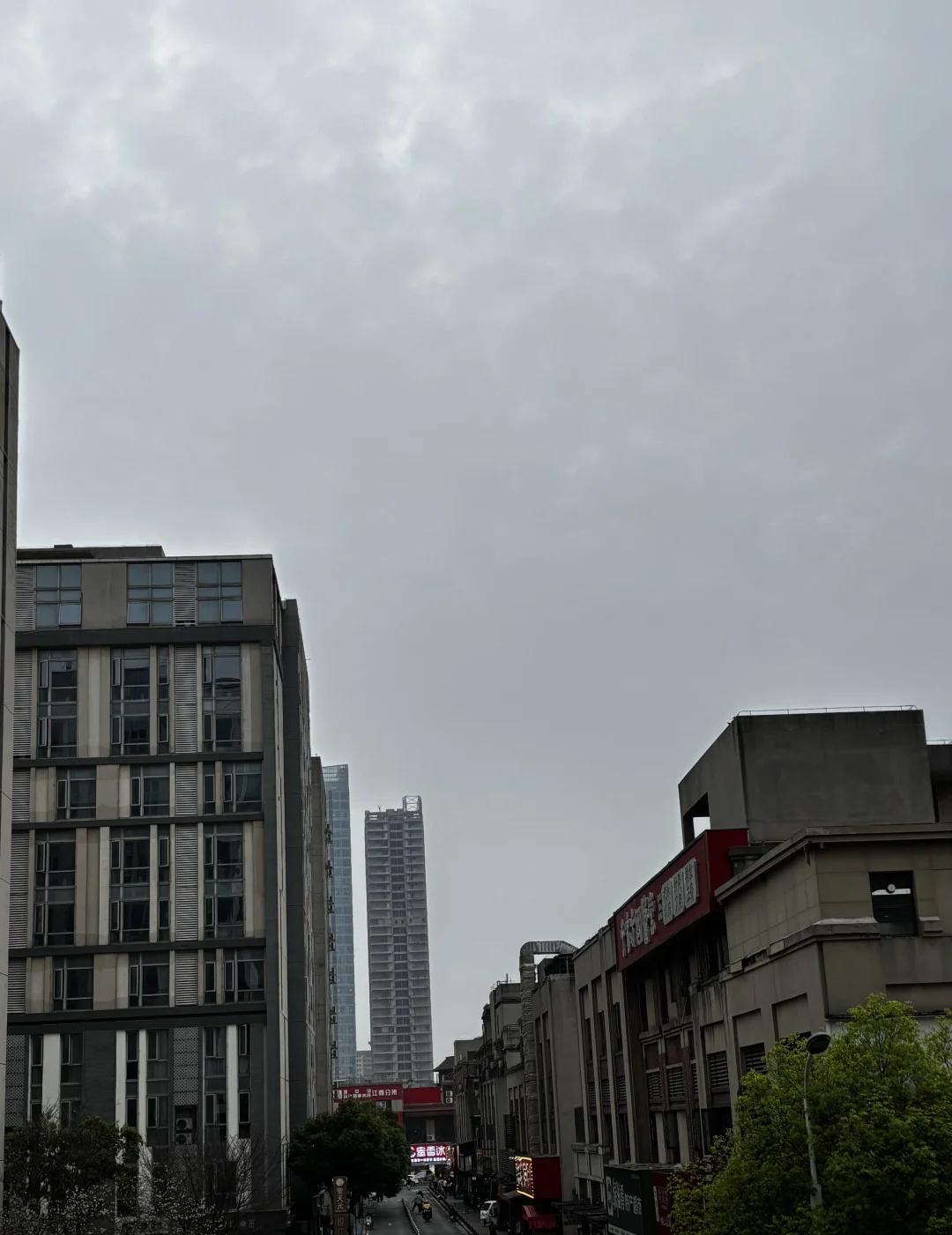 南昌人！！此刻的天！！是不是要暴雨了！！！！！
这天气说变就变…才晴一两天南昌 