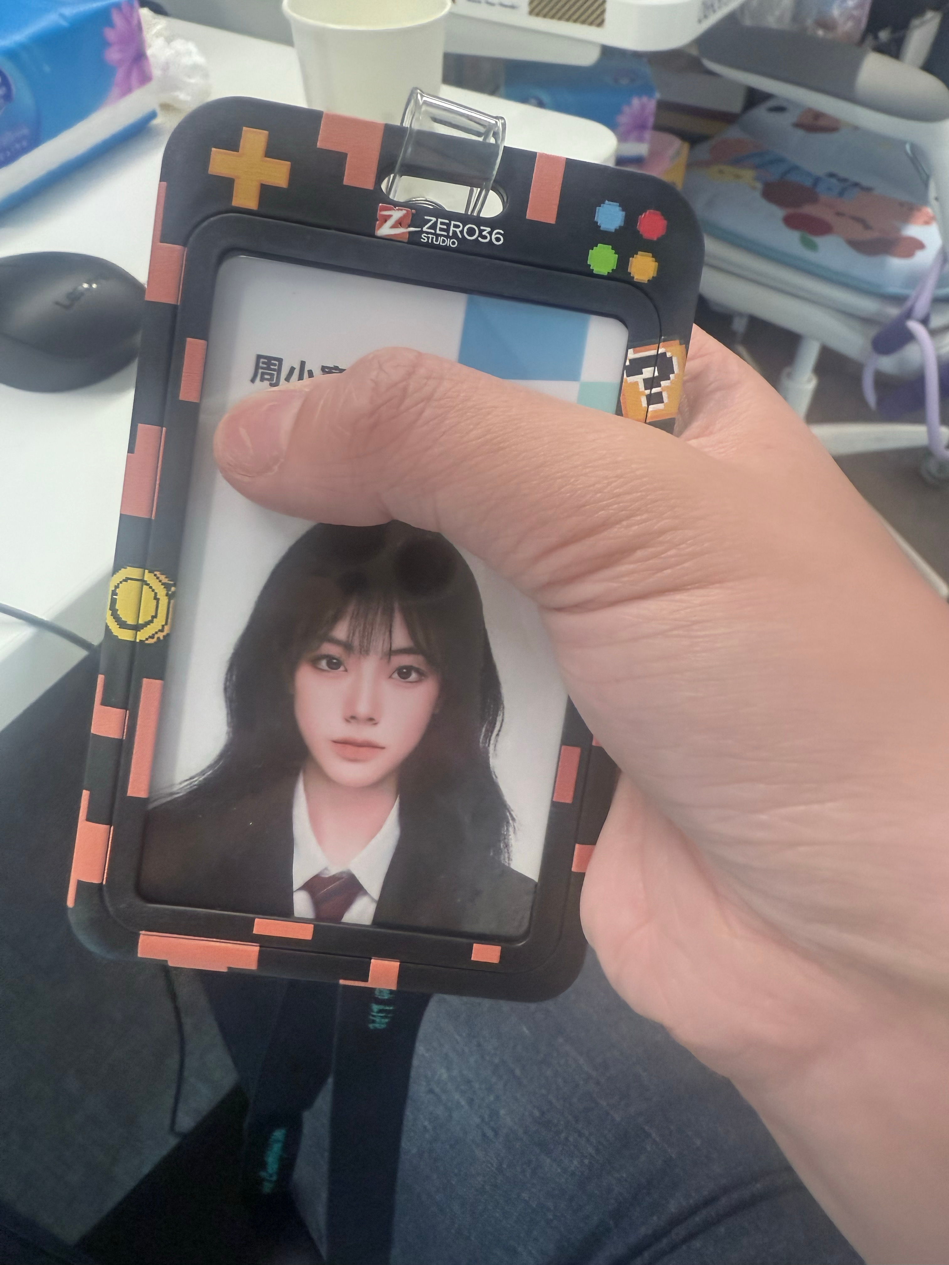 又是这张证件照……… 