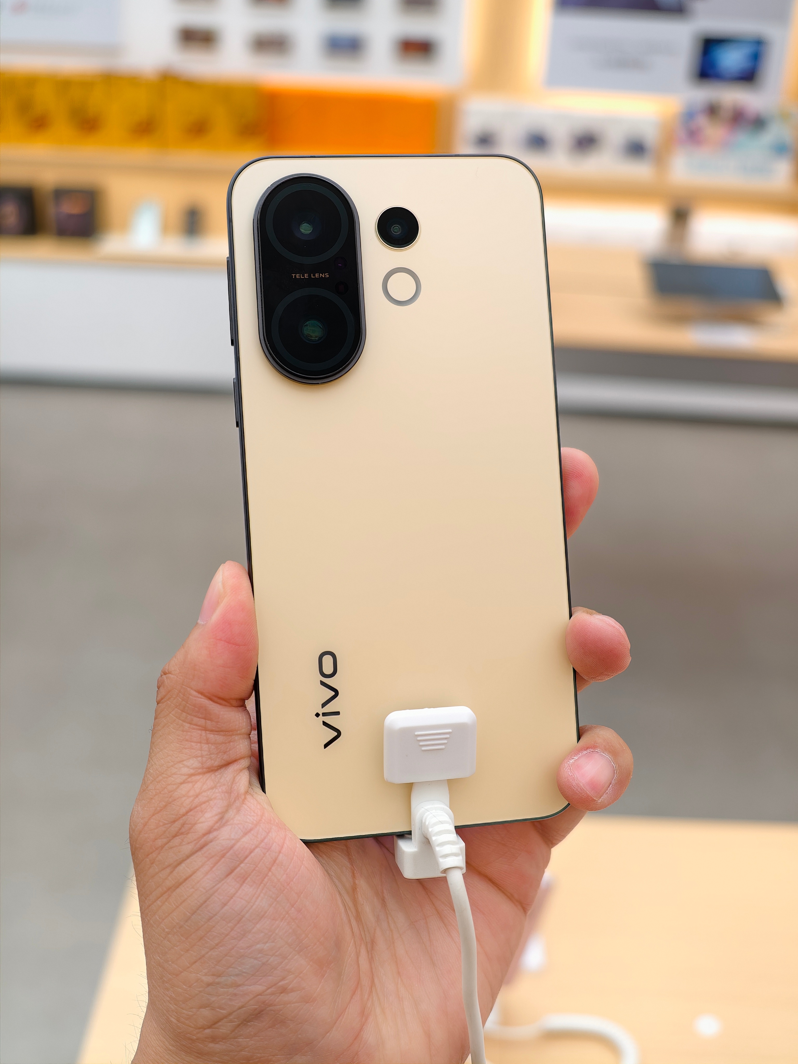 vivo S30 Pro mini 这双拼配色还挺好看的，小机器拿手里是真顺手。