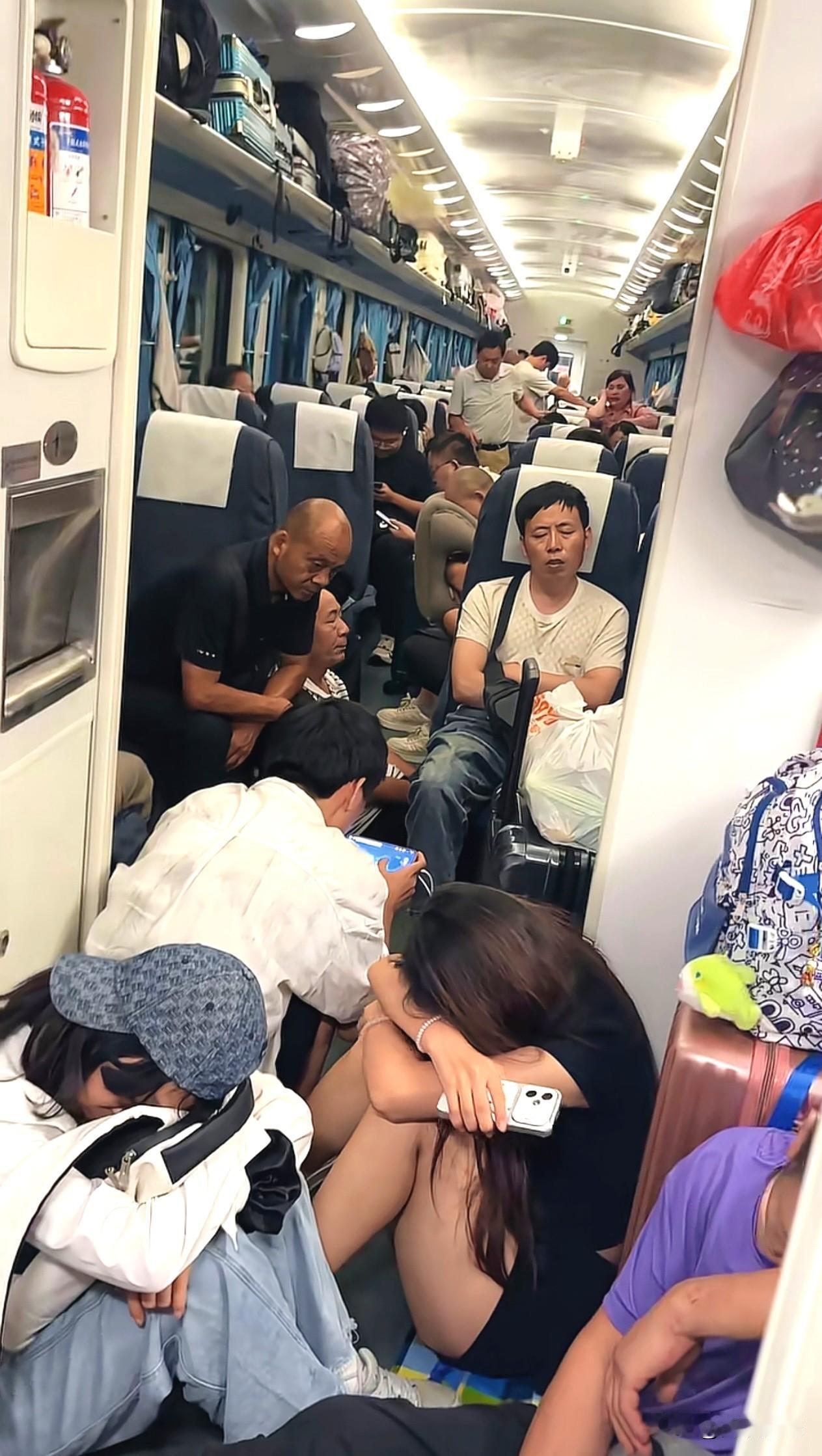 现在选择坐普通列车出行的多
还是坐高铁出行的多呢？
最近出差拍的图片
感觉比春运