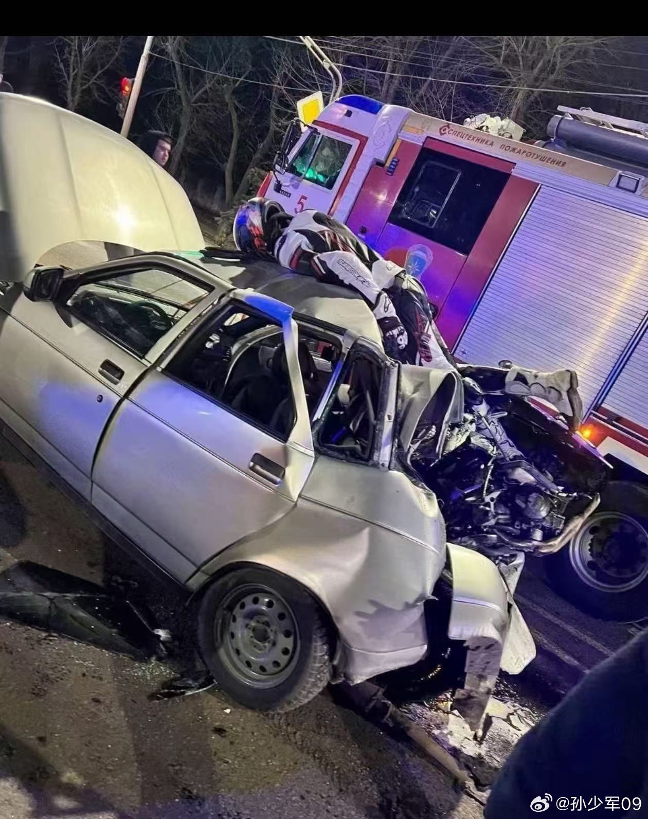 上午那个追尾事故的摩托车手，衣服还挺完整 