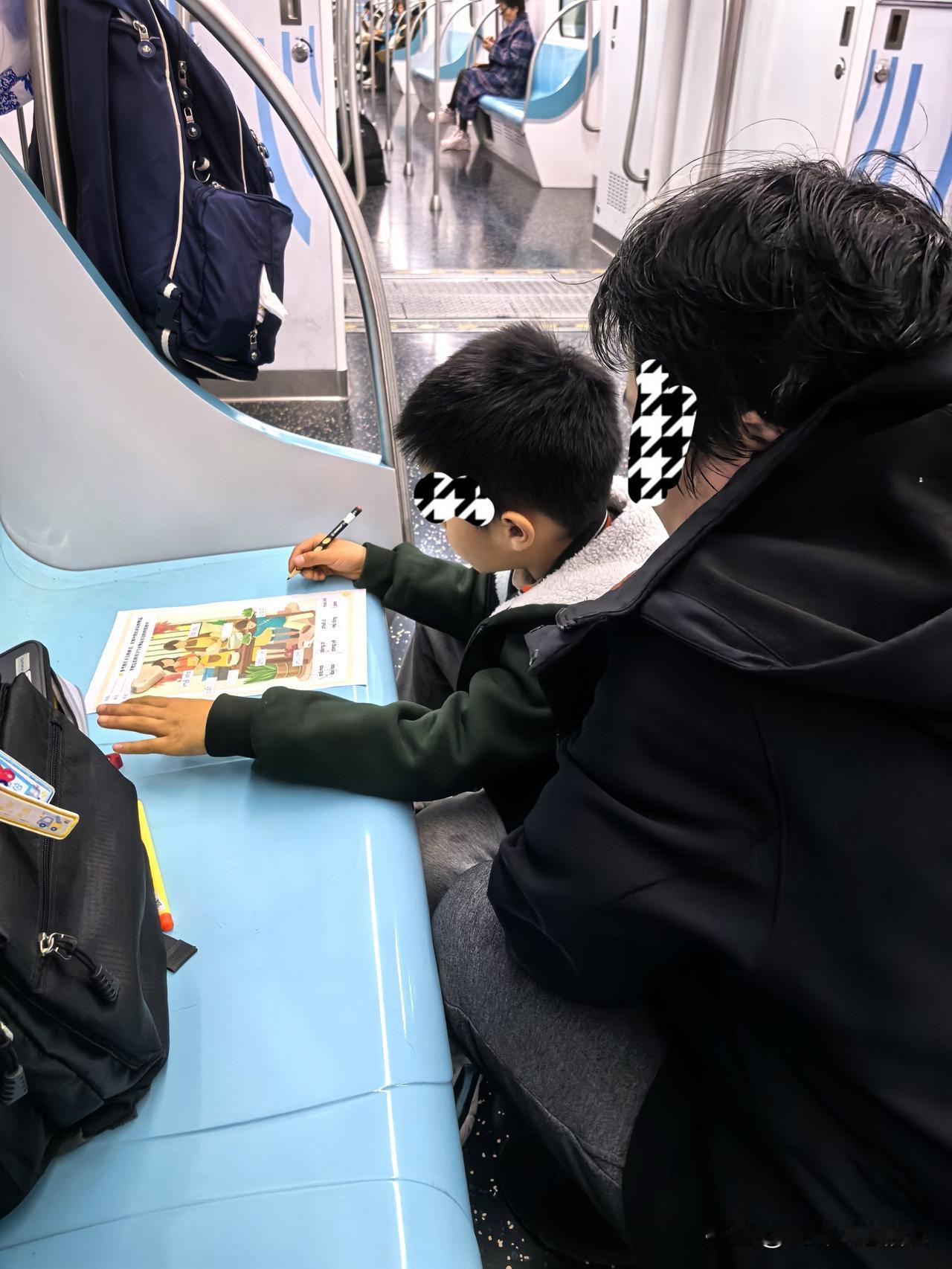 望子成龙，这样好吗？
今天坐地铁，在地铁上看到这一幕，心里五味杂陈。
第一，小学