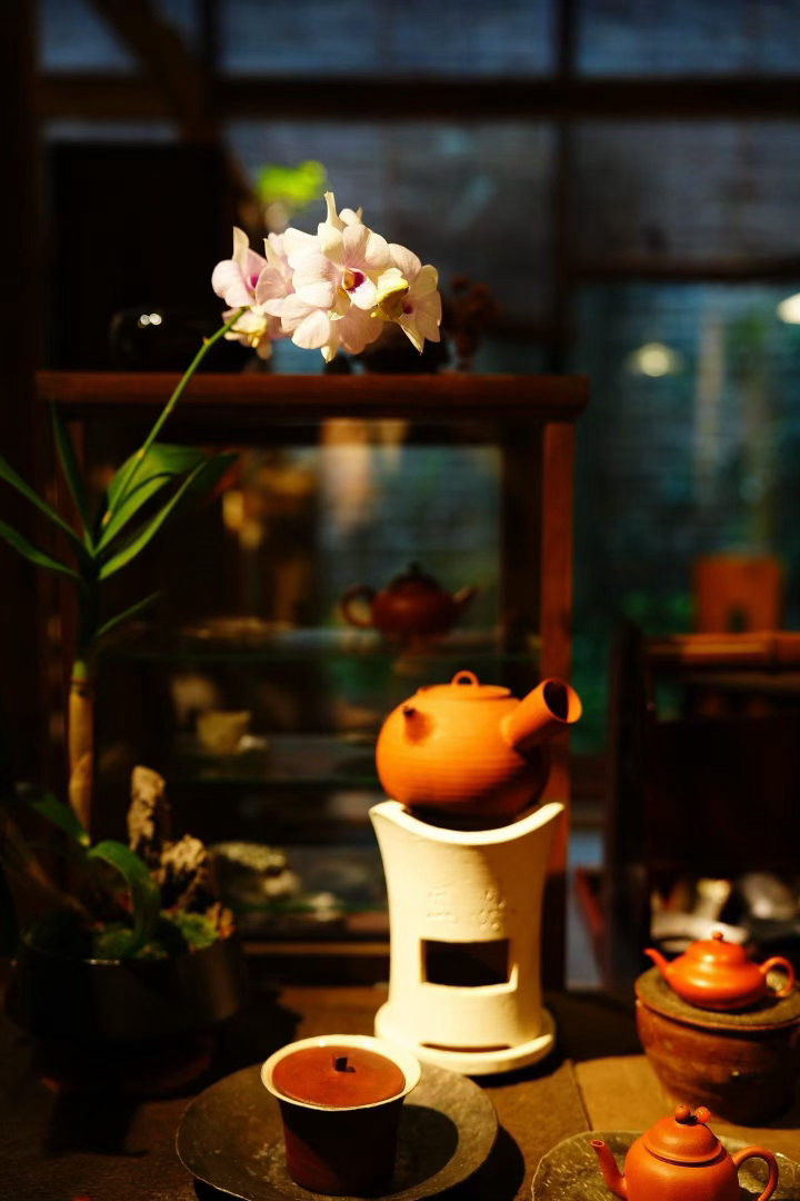 品茶赏器交友  忙碌的生活里，我们需要这样一段时光：放下手机、远离喧嚣，煮茶静坐