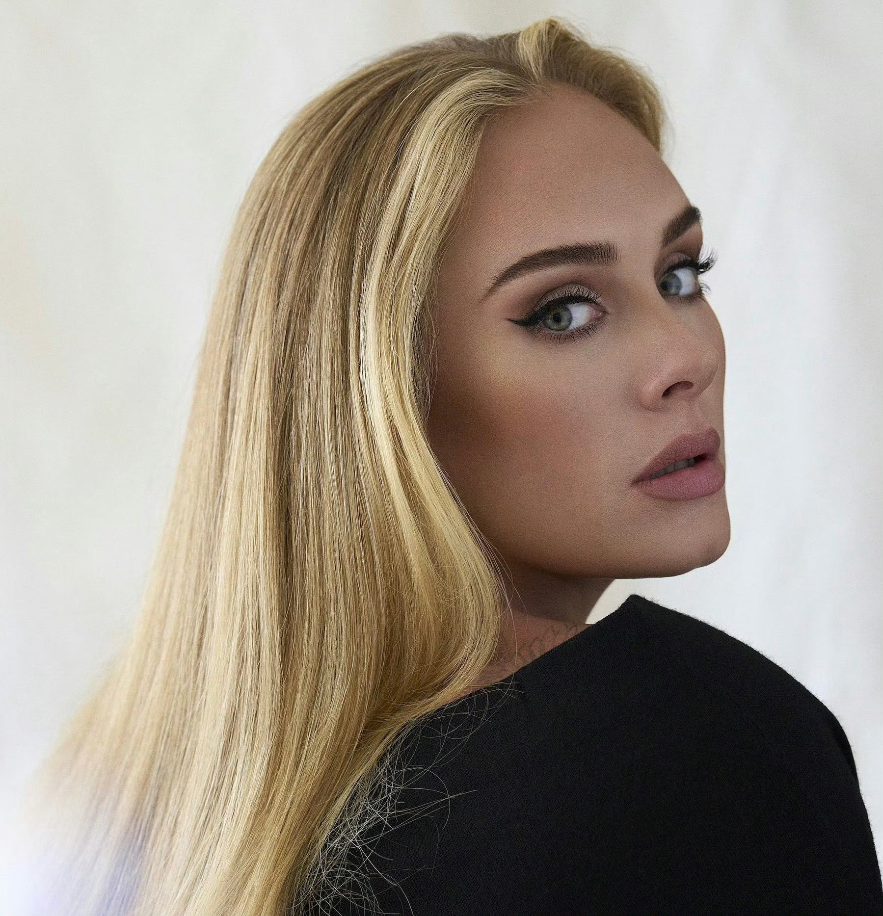 通灵看到Adele即将登上VOGUE 新版封面。 🇺🇸或者🇬🇧 