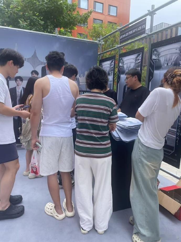 时代少年团抽卡抽出纠缠宿命感抽卡成了追随时代少年团的一种仪式，三年了，每一次都心