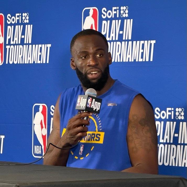 德雷蒙德·格林谈科怀·伦纳德：“科怀是我们联盟中最伟大的球员之一。我想尝试限制他