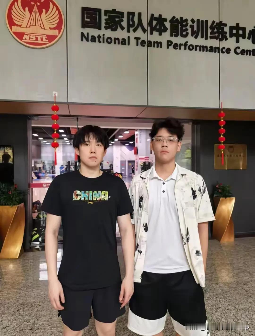 粉丝偶得的与莎莎和楚钦的合照
这位帅哥在同一地点
同一时段分别与王楚钦、孙颖莎合