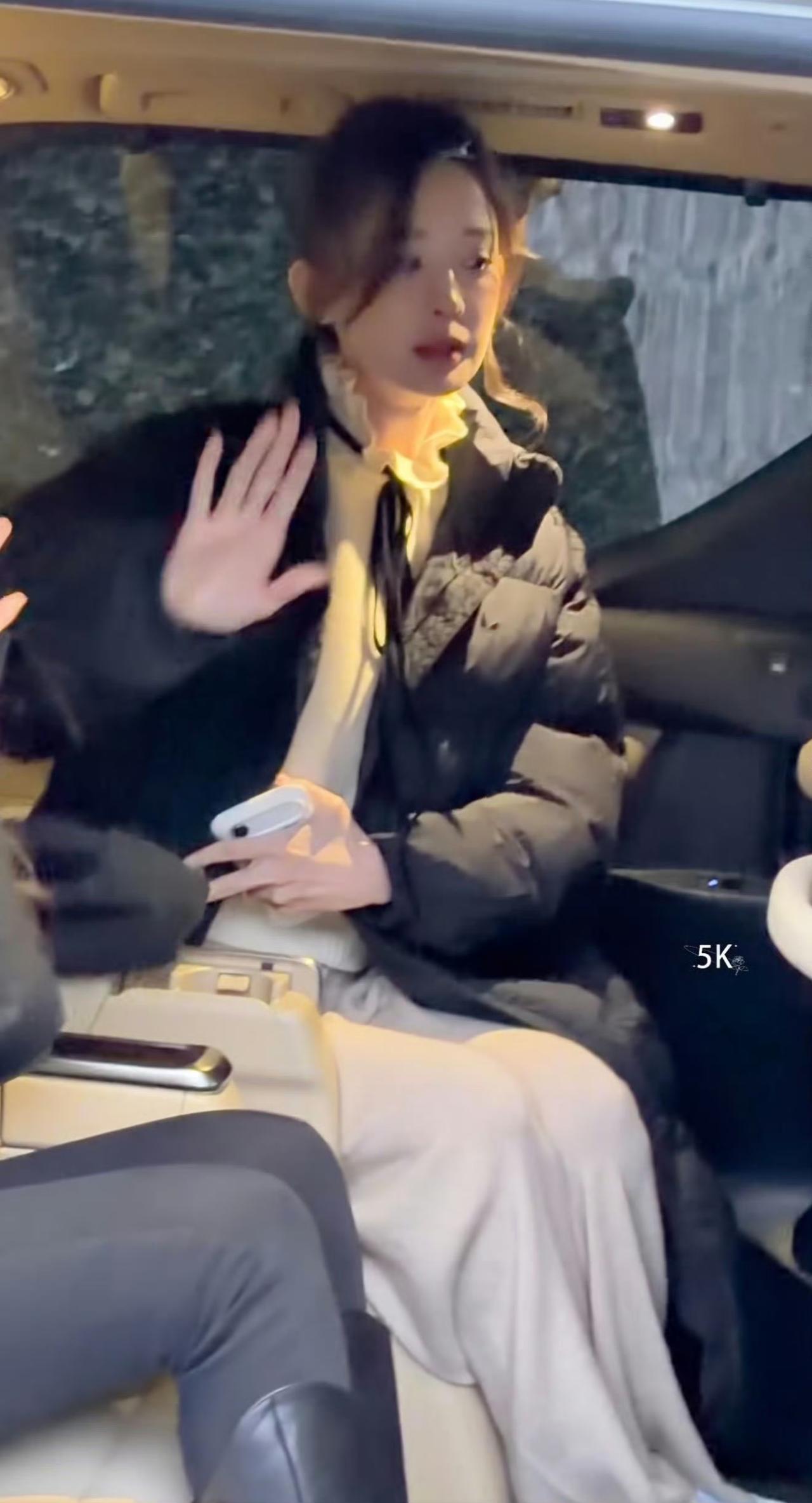 娜扎居然用的是iPhone Air，貌美的她拿着貌美的它确实挺搭的🤣

最近在