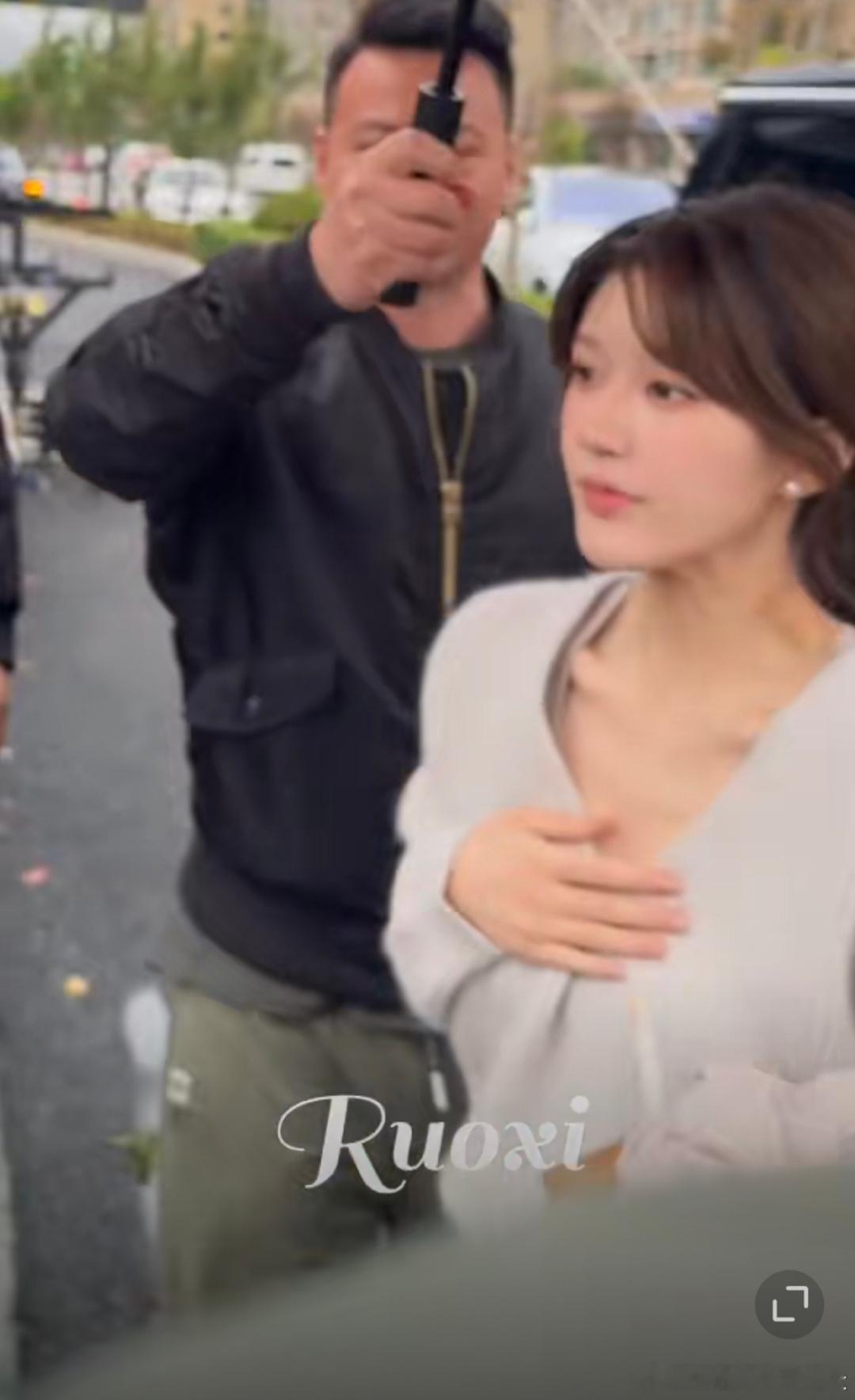 赵露思《恋人》上班路透好温柔，不过这也太瘦了吧[傻眼]锁骨好明显！ 