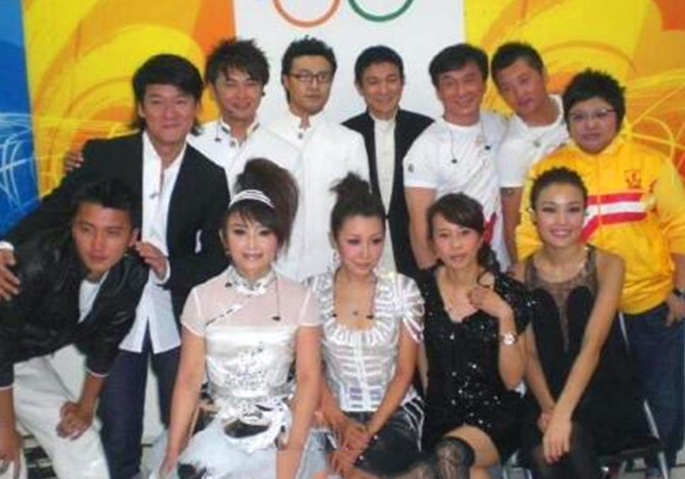 一张2008年的合影，据说80后们都听过他们的歌！后面的成龙、刘德华、汪峰、周华