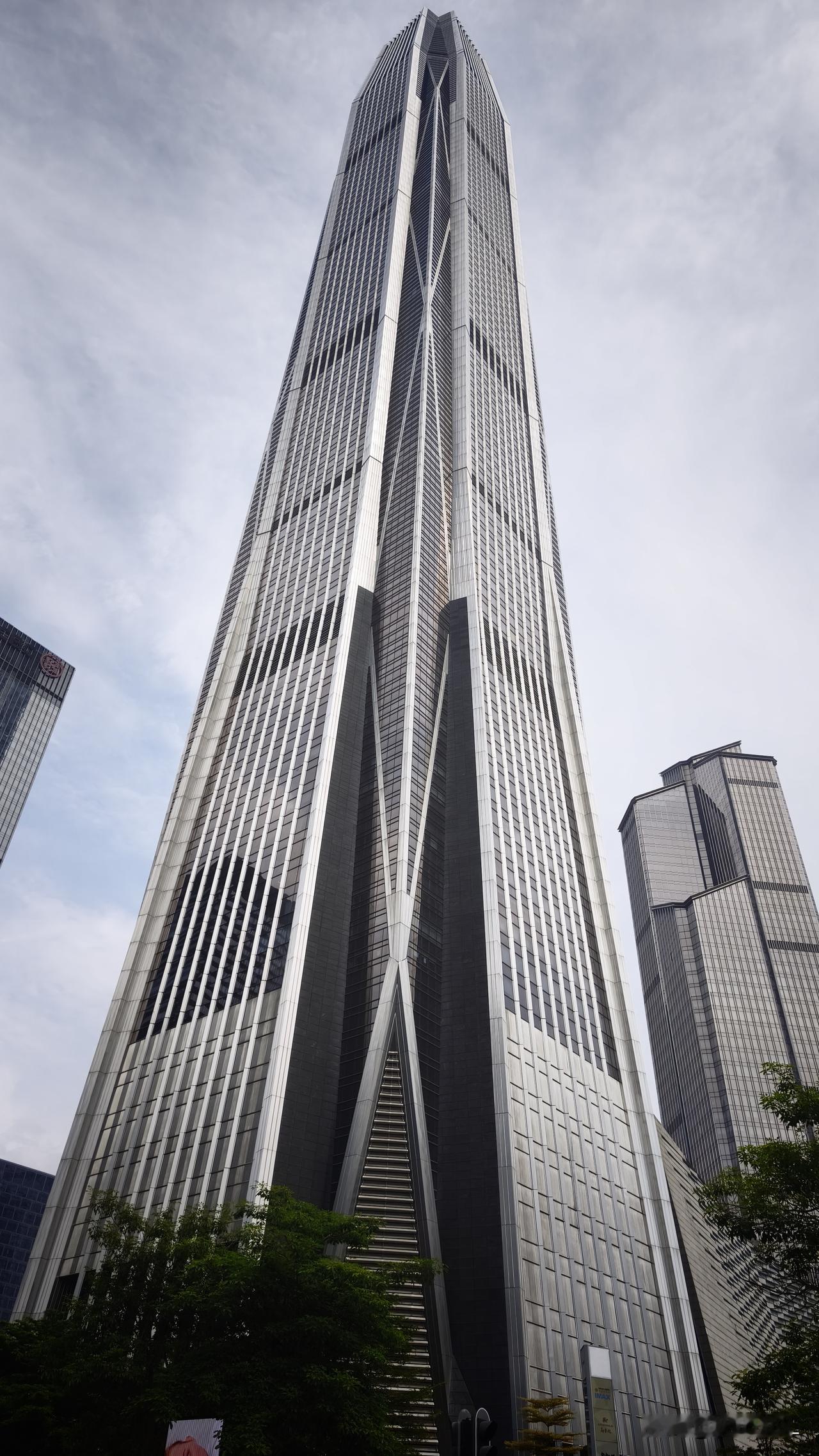 夏日生活，城市风光。
深圳平安国际金融中心大厦，华南第一高楼，总高599.1米。