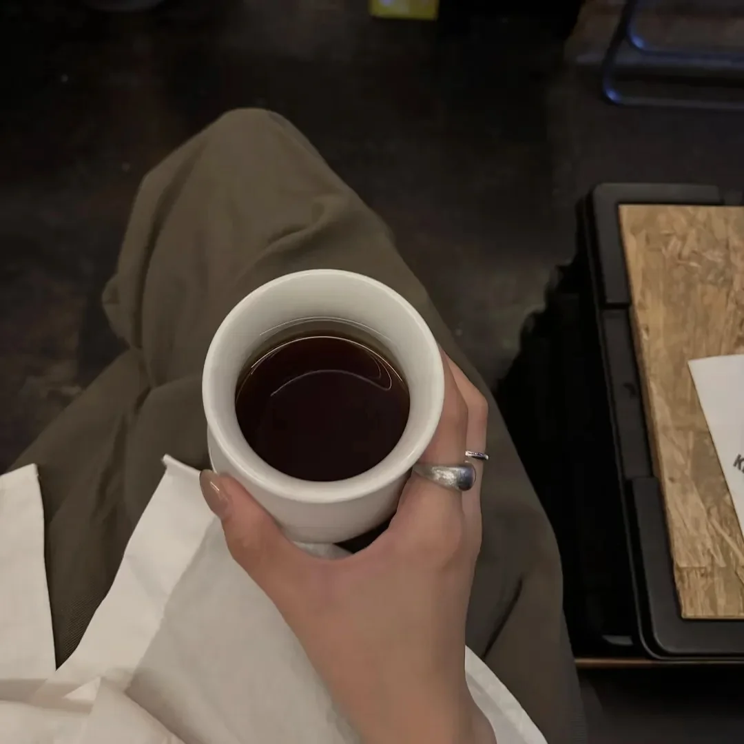 感情里最可悲的不是分手，而是你把对方当终身伴侣，人家只把你当过渡选项。...