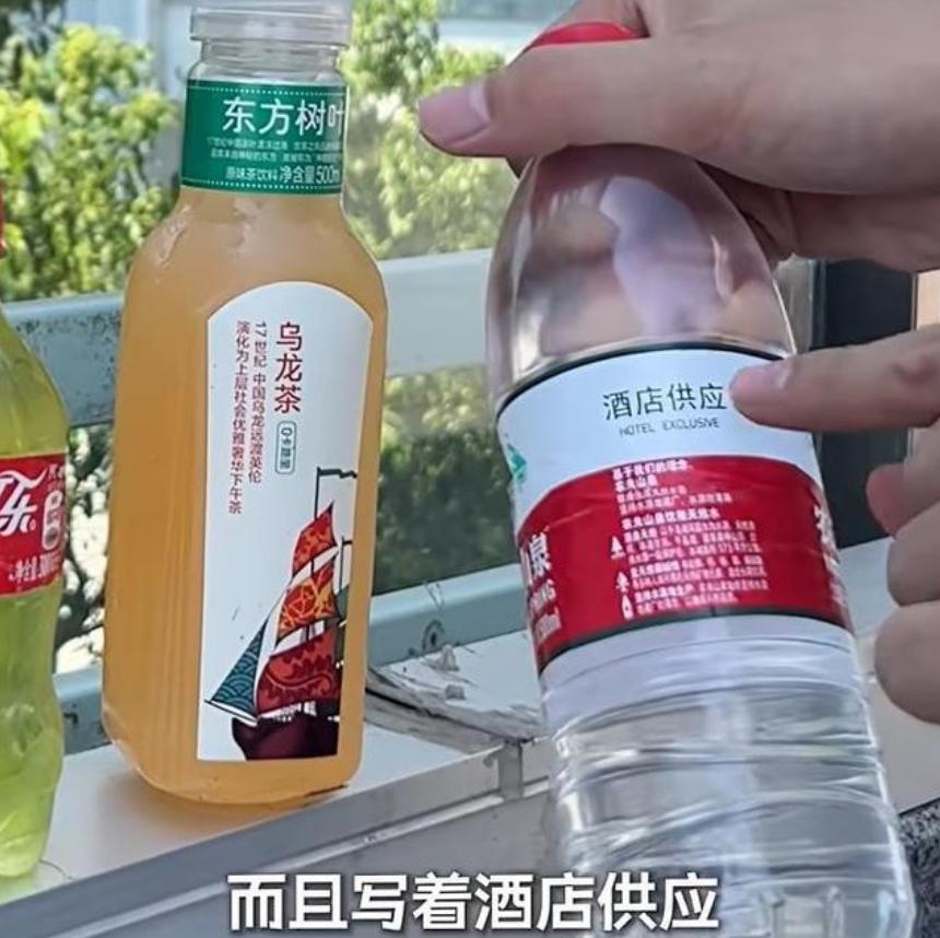 上海，一游客在野生动物园公交站外，看到一位80多岁的老太佝偻着腰在卖水，他可怜老