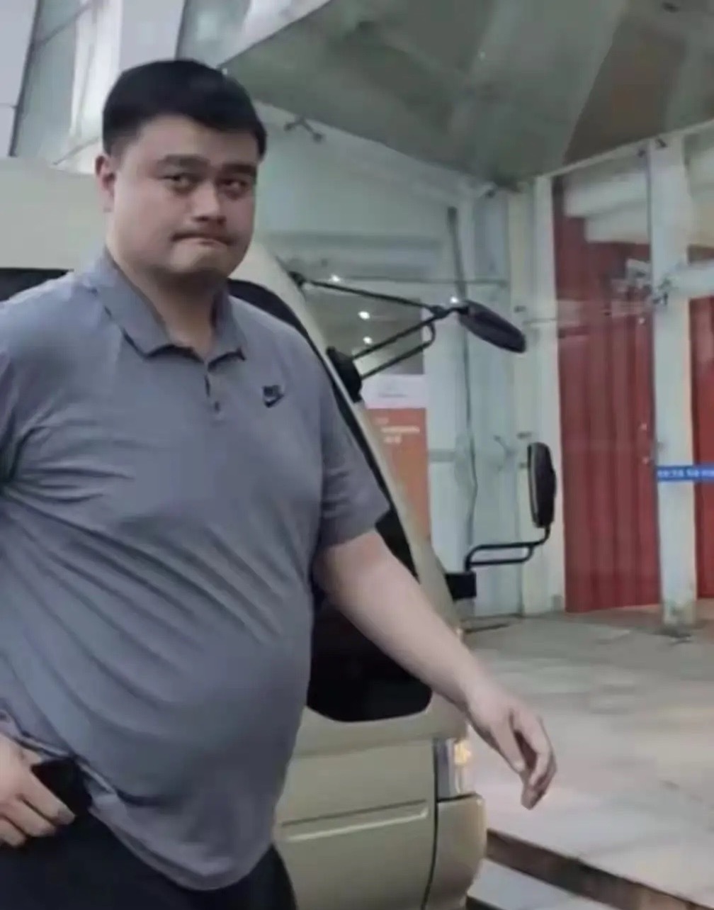 姚明说，没有读过书就有差距，你看我那时候走的是体校，天天在训练，然后到国外打球。