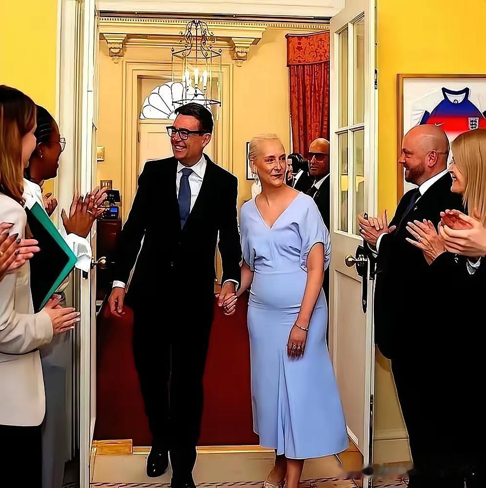 英国首相法国总统在婚姻上的幺蛾子真多，刚刚上台一周的英国首相带着他的夫人出镜，一