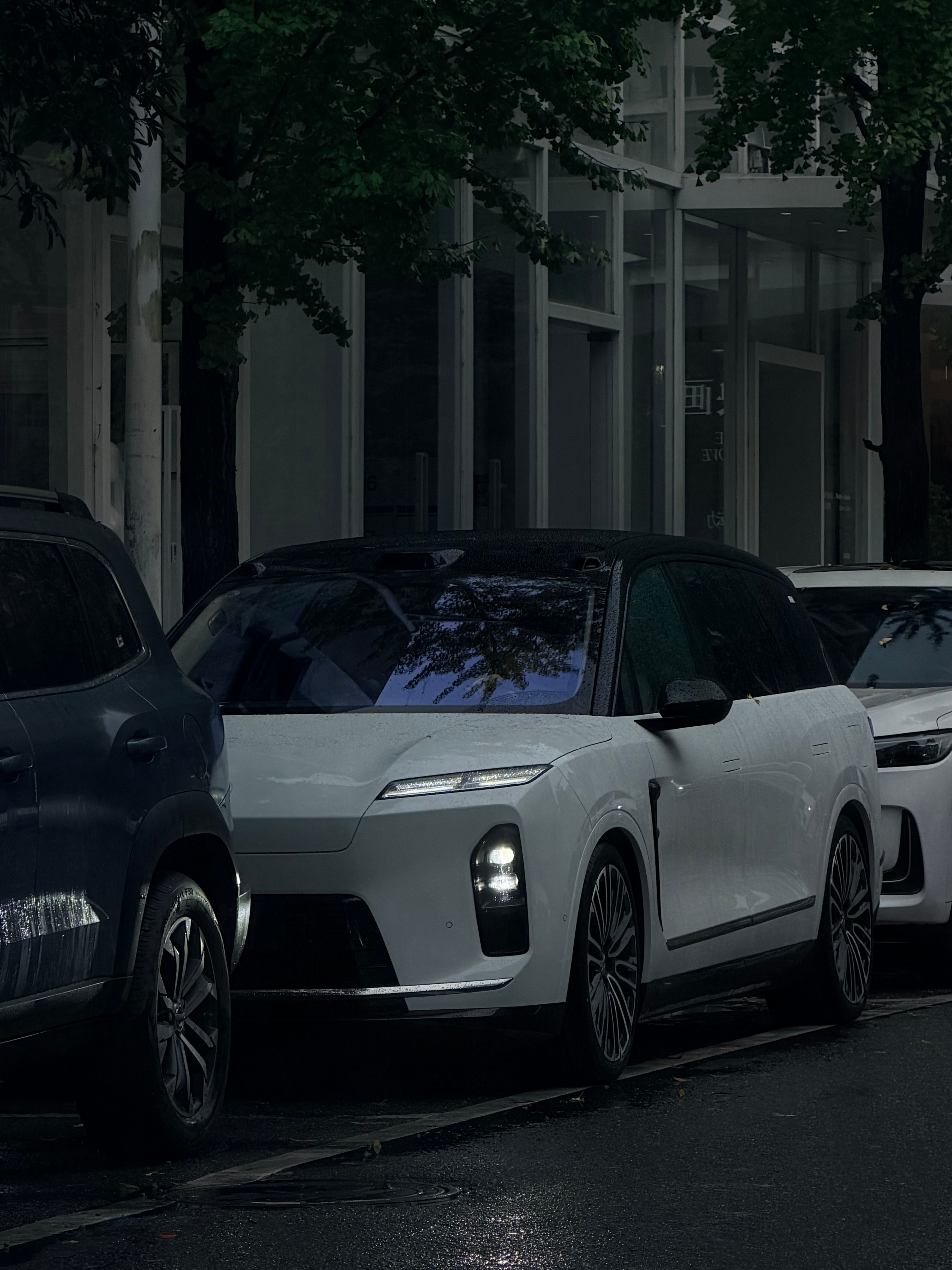 雨天的白色没上牌新ES8真神！蔚来大v聊车 ​​​