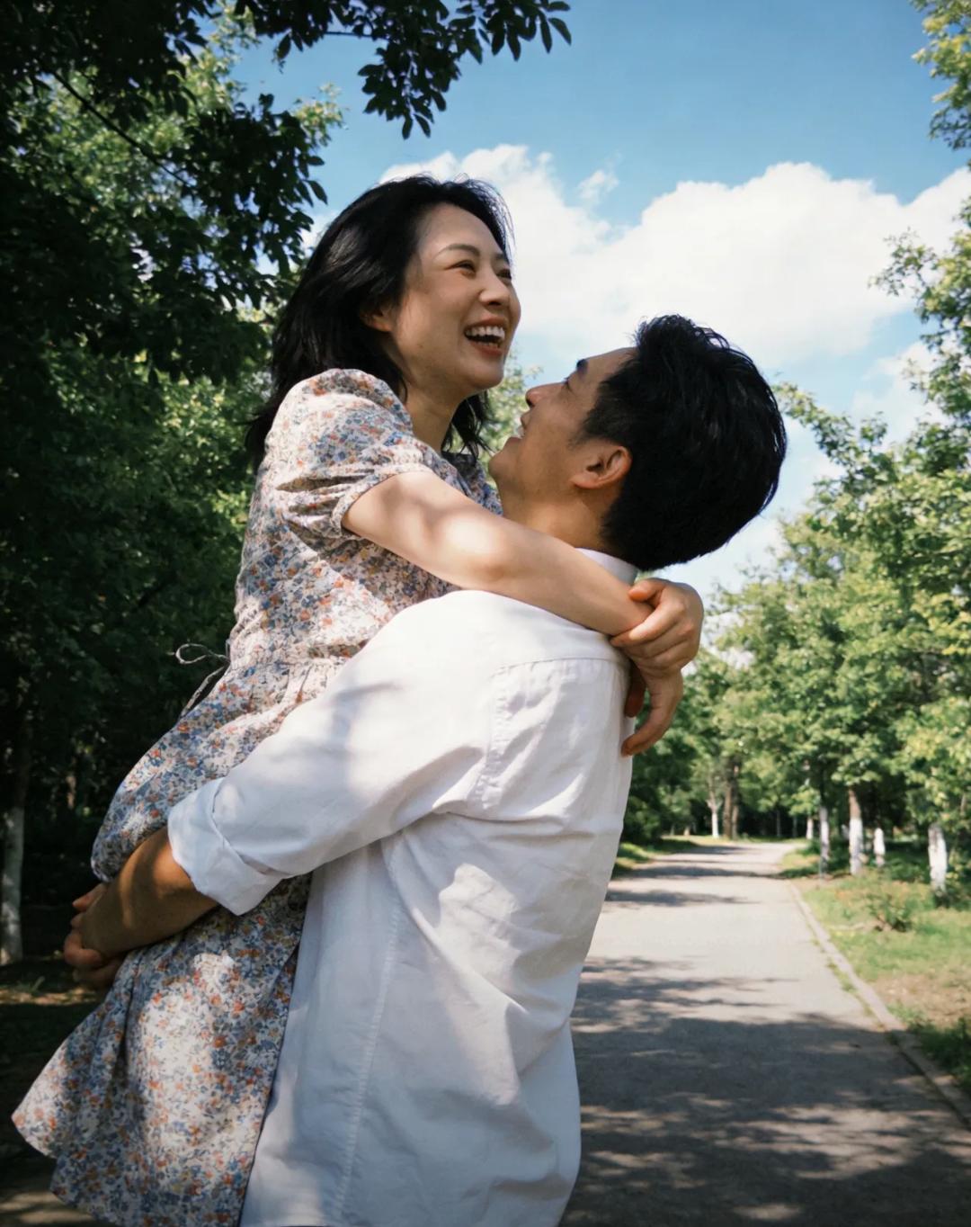 夫妻之间，说到底就是床上床下两件事。床上是情与爱的交融，是满心的快活与温存；床下