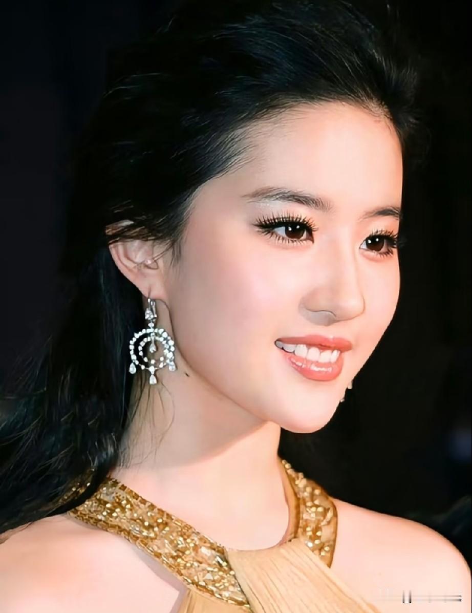 我闺蜜在上海见到了刘亦菲，回来偷偷跟我说，以后别再说刘亦菲是美女，你是不知道，称