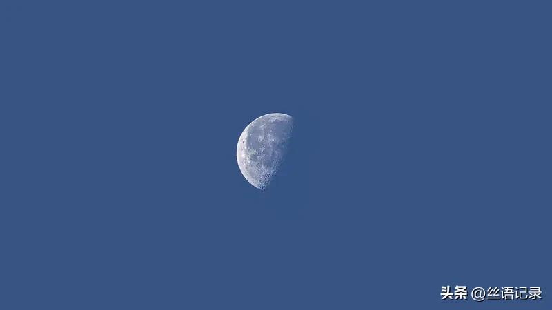 深蓝的天幕上
一个月亮和一颗明亮的星星
互相遥望
彼此心心相印
远处的灯光
是村