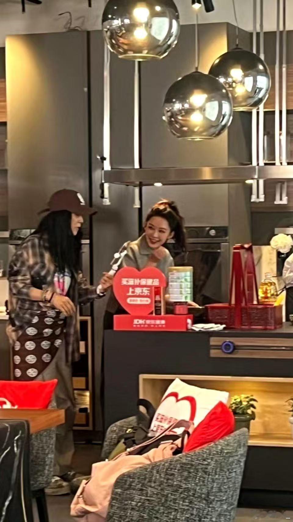 李沁花少路透 花儿与少年笑不活了！李沁的旅行穿搭也太会了！随性又不失精致，已经开