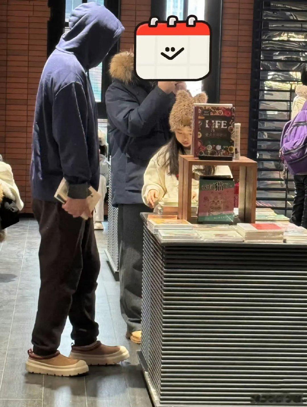 高云翔带小酒窝逛书店 高云翔小酒窝逛书店被偶遇，这么快就被见到了哈哈哈 高云翔小